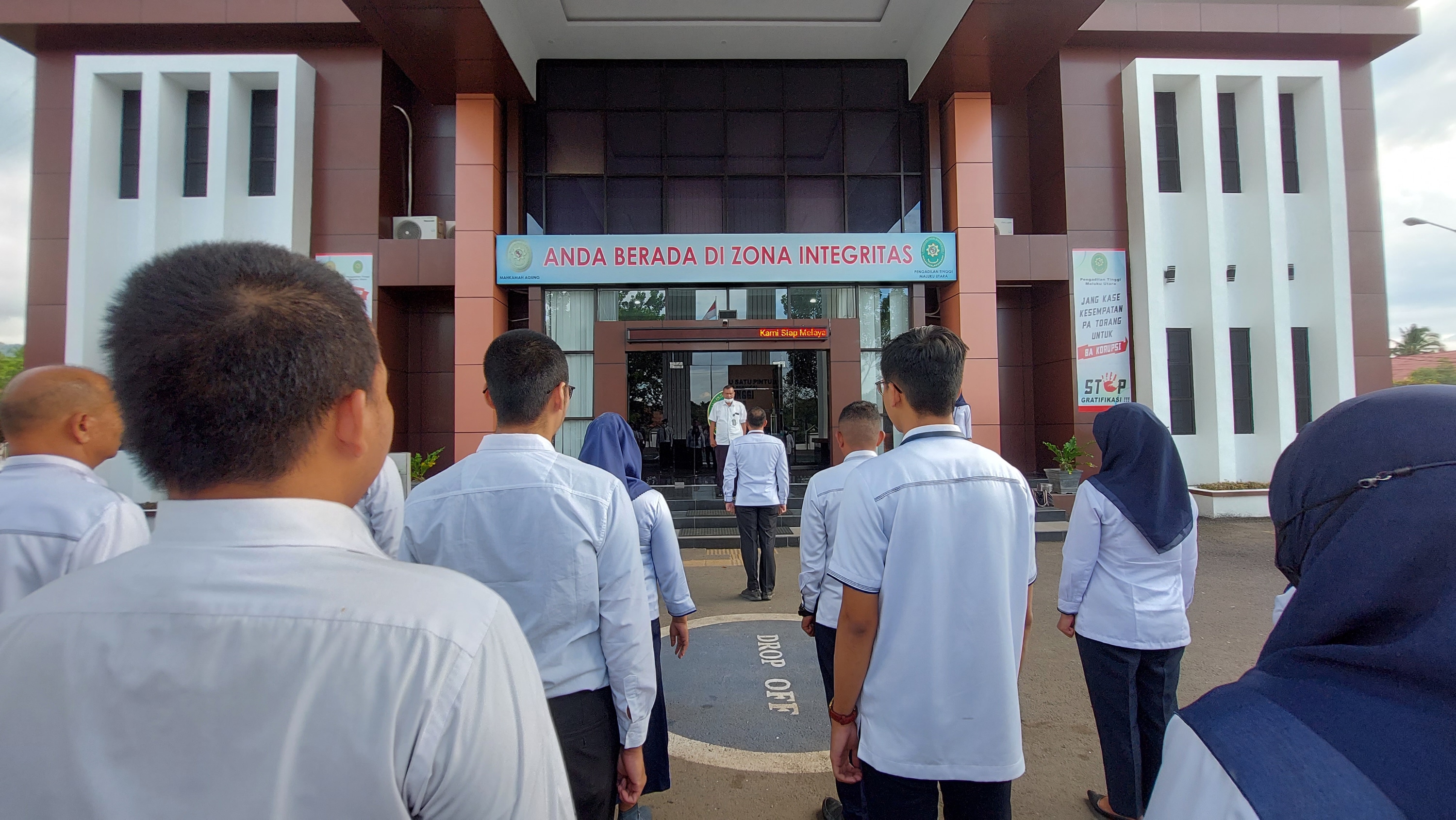 Pelaksanaan Apel Pagi dan Sore pada Pengadilan Tinggi Maluku Utara 
